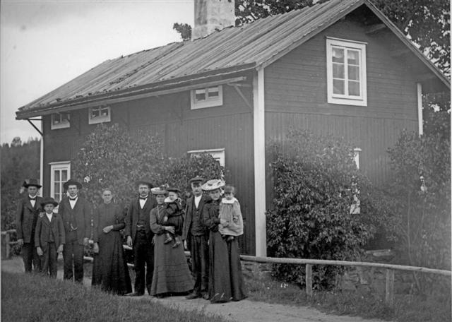 Per-Ers Backe, N Runnbergsvägen 8. År 1906, familjen Åhlström framför huset. Vägen till Malbacken passerade då framför huset.
